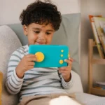 Enfant choisissant une histoire sur Ma Fabrique à Histoires Lunii
