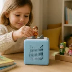 Enfant plaçant une figurine audio sur une Toniebox 2 bleue