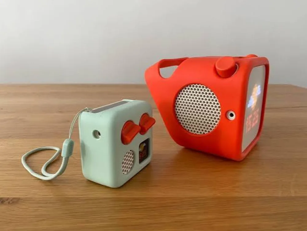 Comparaison du Yoto Mini vert et du Yoto Player orange côte à côte