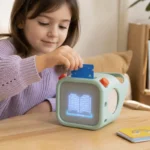 Enfant insérant une carte audio dans un Yoto Player