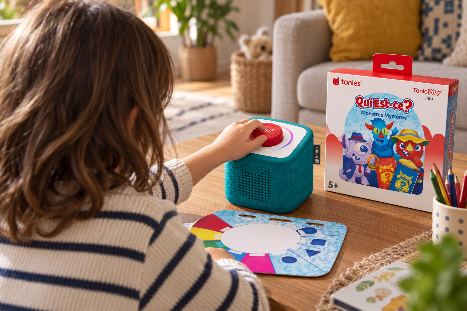 Enfant utilisant le contrôleur Tonieplay sur une Toniebox 2 pour jouer à Qui est-ce