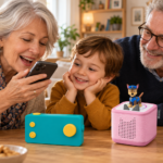Grands-parents enregistrant une histoire avec une Lunii et une Toniebox