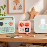 Lecteurs audio Merlin et Yoto présentés dans une chambre d’enfant