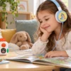 Enfant utilisant le casque Bluey Lexibook avec un Yoto Mini