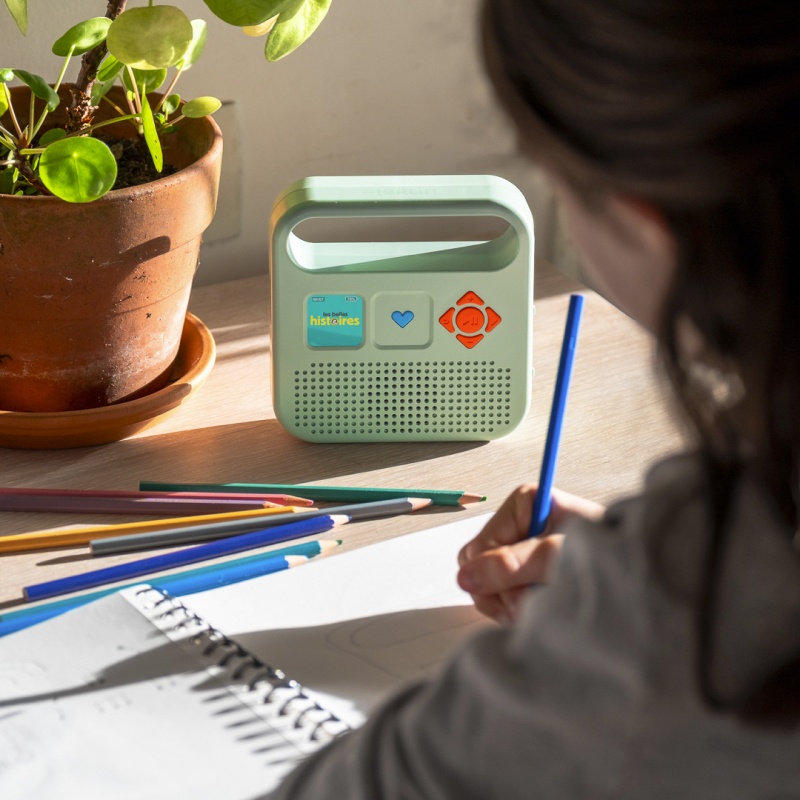 Enfant dessinant à côté d’une enceinte Merlin de deuxième génération